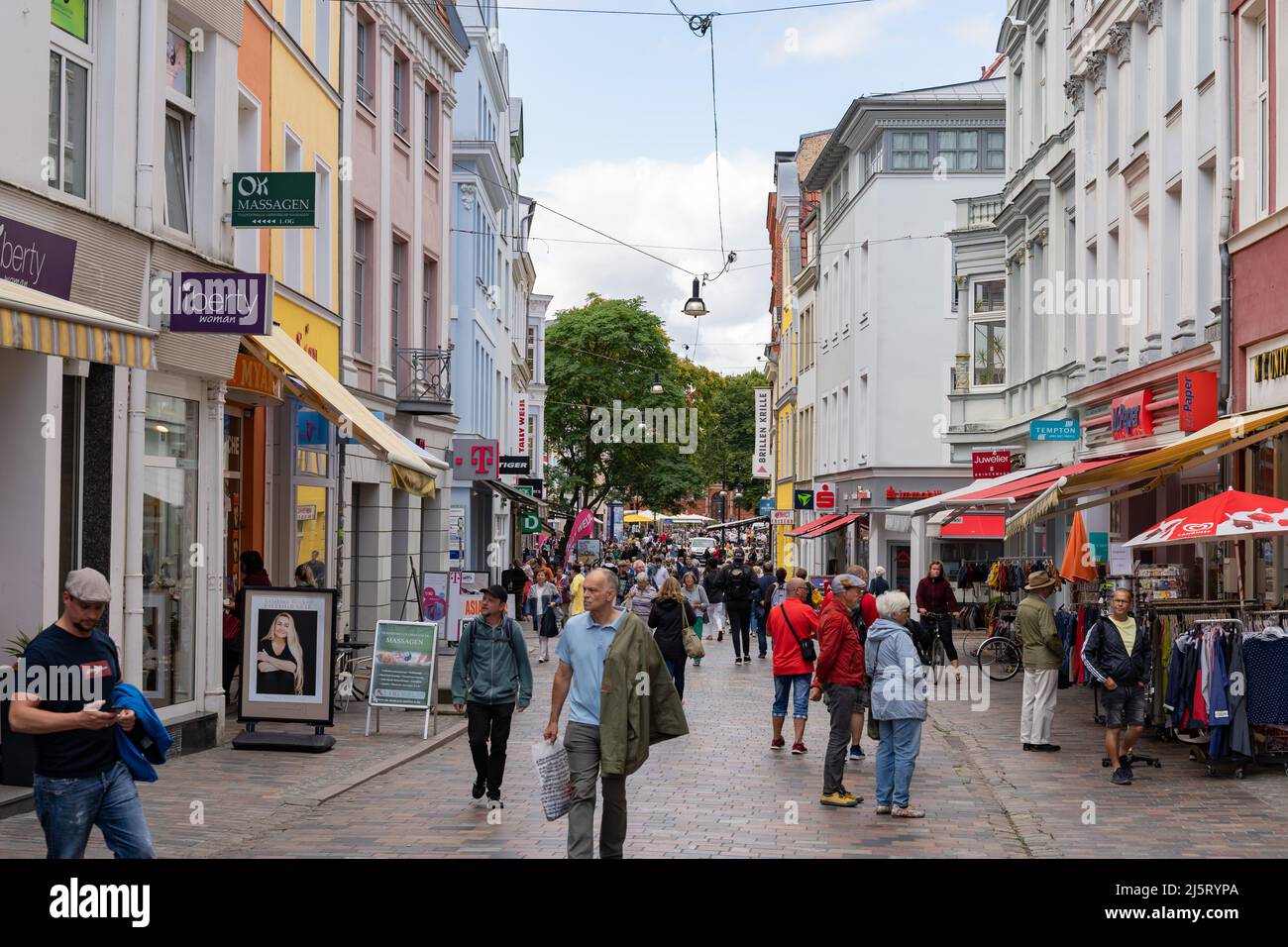 menschen-in-der-innenstadt-an-der-einkaufsstra-e-touristen-in-der