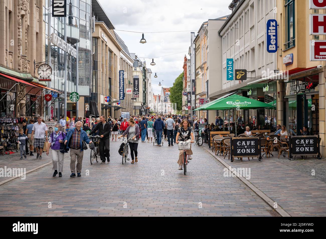 menschen-in-der-innenstadt-an-der-einkaufsstra-e-touristen-in-der