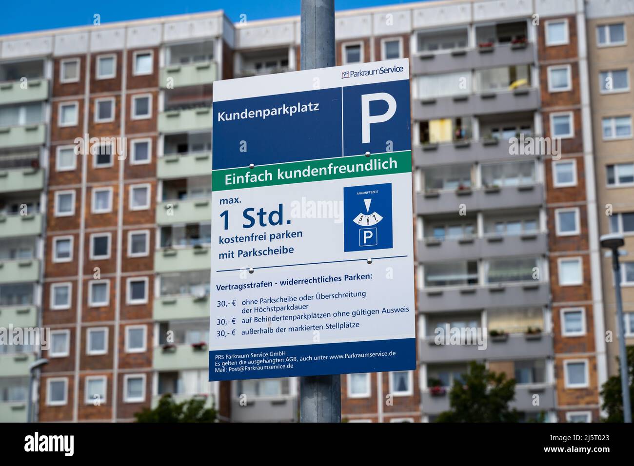 Kundenparkschild mit vielen Informationen zu den Nutzungsbedingungen. Bedingungen für das Parken eines Autos und Strafen bei Gesetzesverstößen. Stockfoto