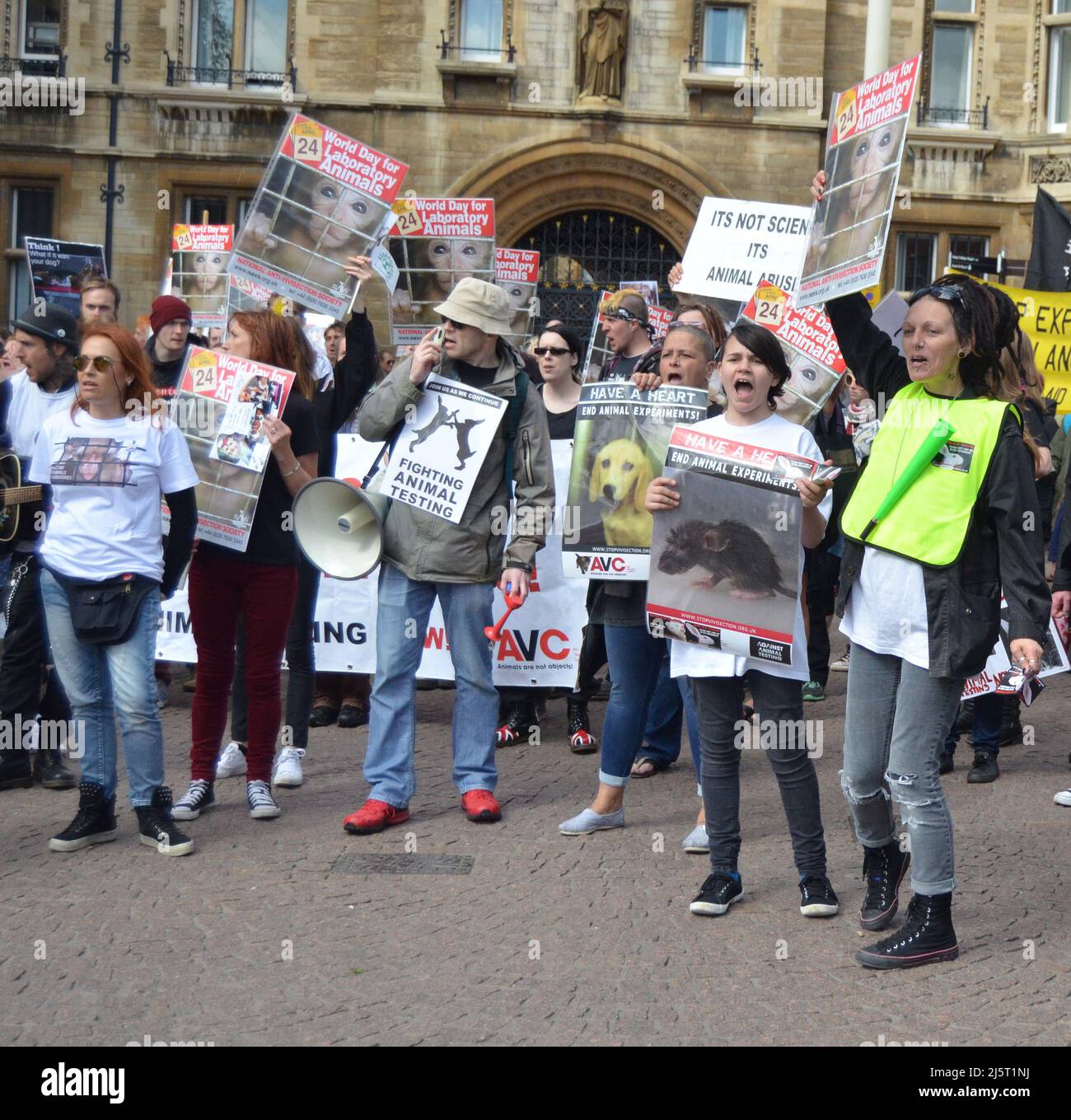 Welttag für Tiere in Laboratorien, Cambridge, Großbritannien, 25. 2015. April - Tierrechtsaktivisten protestieren in der Nähe der Universität Cambridge Stockfoto
