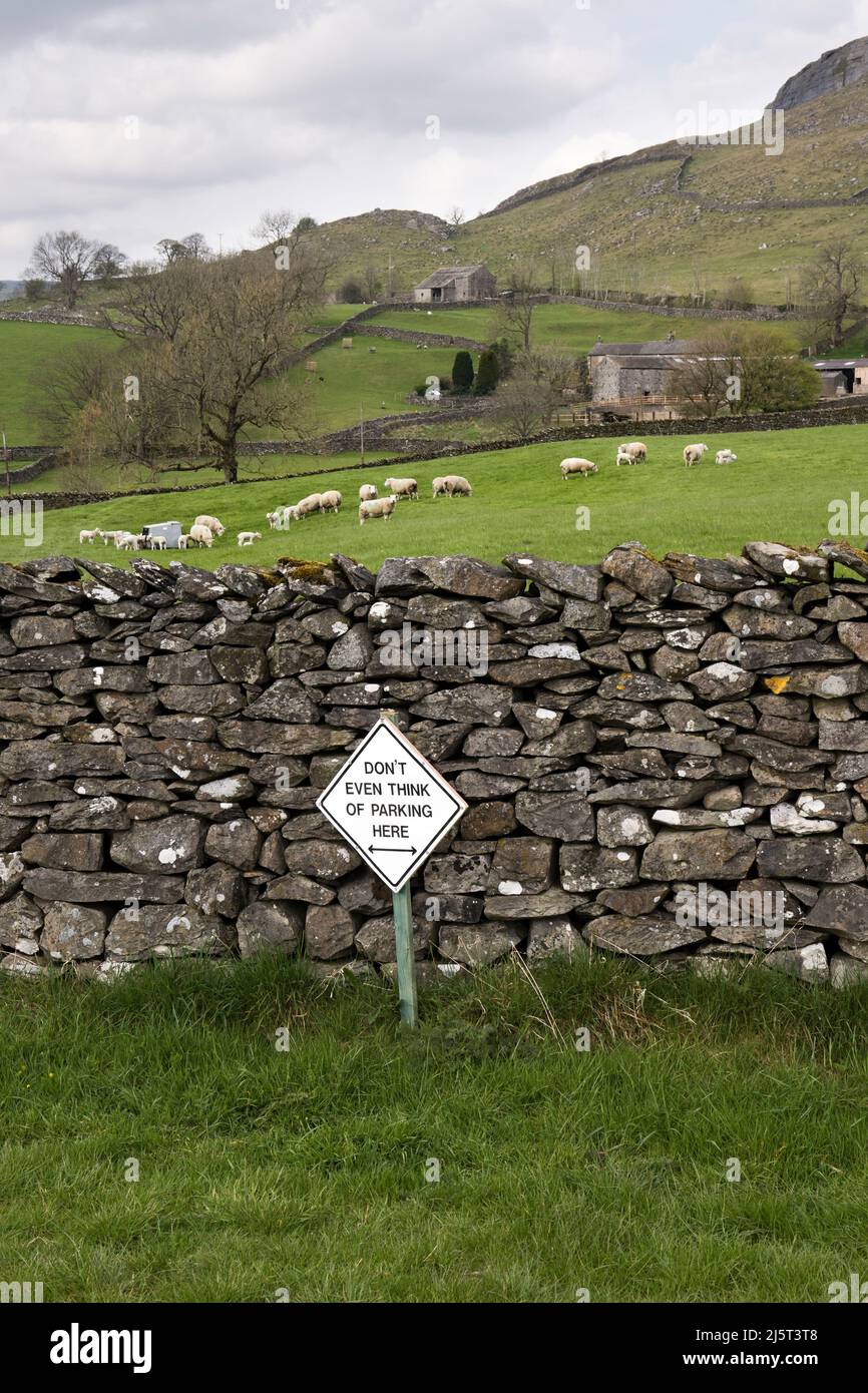 Schild „No Parking“ auf einer Landstraße, Wharfe, Austwick, Yorkshire Dales National Park, Großbritannien. Stockfoto