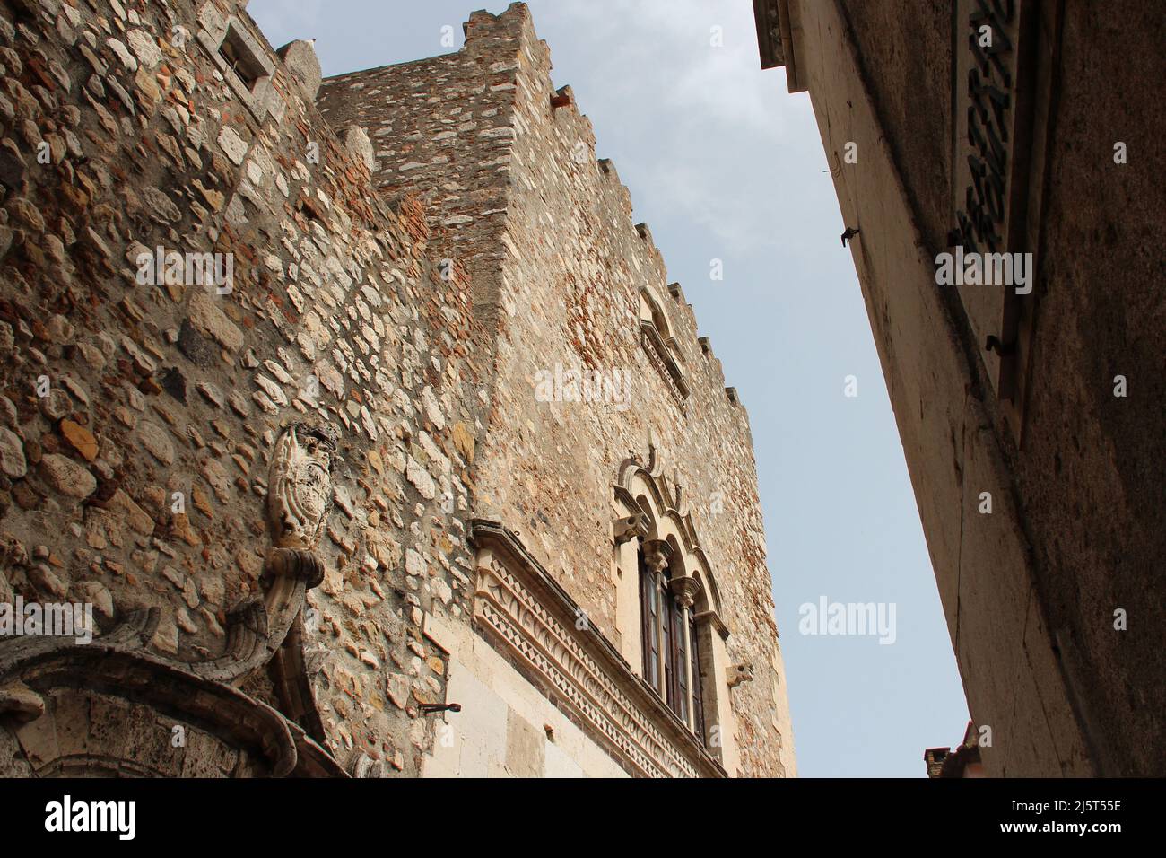 Mittelalterlicher Palast (corvaja) in taormina auf sizilien (italien) Stockfoto