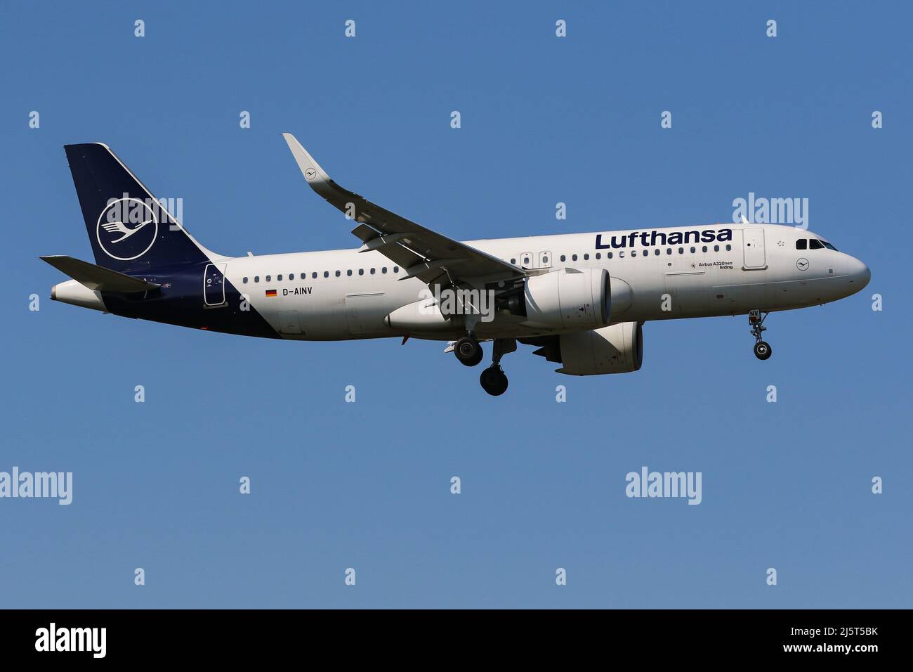 Ein Airbus A320 der Lufthansa kommt am Flughafen London Heathrow an Stockfoto