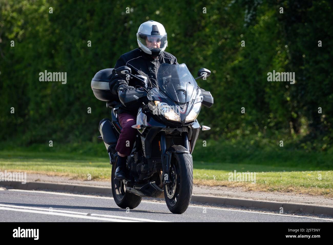 Mann auf einem schwarzen Triumph Tiger Motorrad Stockfoto