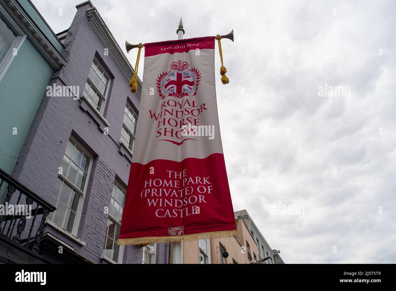 Windsor, Großbritannien. 25.. April 2022. Im Vorfeld der Royal Windsor Horse Show wurden im Windsor Town Center vor Windsor Castle Flaggen und Banner von Union Jack aufgehängt. Zwischen dem 12.. Und 15.. Mai finden im privaten Gelände von Windsor Castle abends im Anschluss an die Royal Windsor Horse Show besondere Abendvorstellungen zur Platin-Jubiläumsfeier der Königin mit dem Titel „A Gallop Through History“ statt. Quelle: Maureen McLean/Alamy Live News Stockfoto