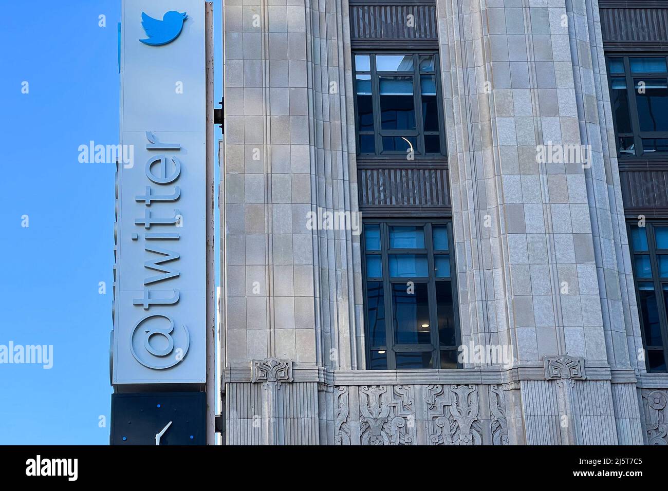 San Francisco, Usa. 22nd. November 2021. Ein Schild mit @twitter hängt an der Ecke der 1355 Market Street in San Francisco. Das Gebäude ist der Hauptsitz von Twitter. Am 29. November 2021 wurde bekannt gegeben, dass Twitter-CEO Jack Dorsey als Chef des Social-Media-Unternehmens zurücktritt. (Foto von Samuel Rigelhaupt/Sipa USA) Quelle: SIPA USA/Alamy Live News Stockfoto