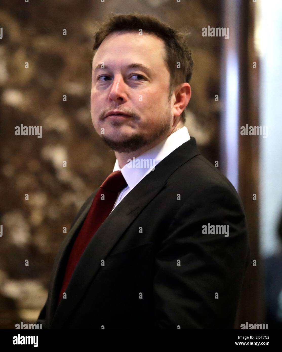 New York City, USA. 06. Januar 2017. Der Industriedesigner und Technologieunternehmer Elon Reeve Musk FRS kommt am 6. Januar 2017 in New York City zu einem Treffen mit dem designierten Präsidenten Donald Trump am Trump Tower an. (Foto von John Lamparski/Sipa USA) Quelle: SIPA USA/Alamy Live News Stockfoto