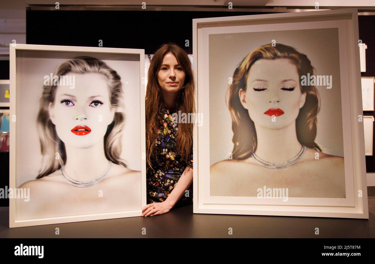 Kate's Lights (links) von Chris Levine und She's Light mit einer Schätzung von £8.000-12.000. Es handelt sich um Lentikulardrucke in der Bonhams-Auktion. Stockfoto