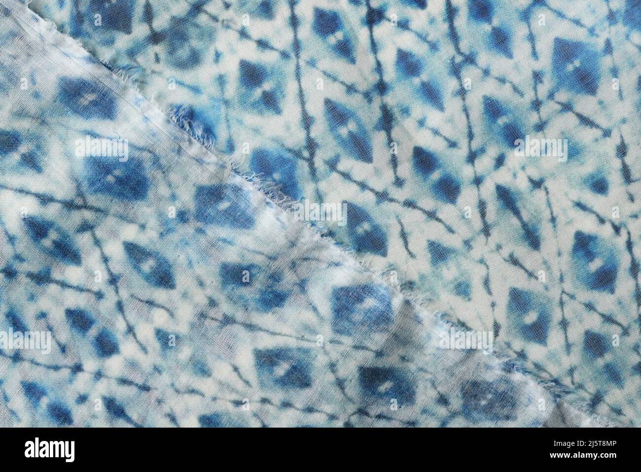 Blaue geometrische Qualität. Pastellblau-weißer Stretch-Baumwollstoff mit abstraktem Muster Stockfoto