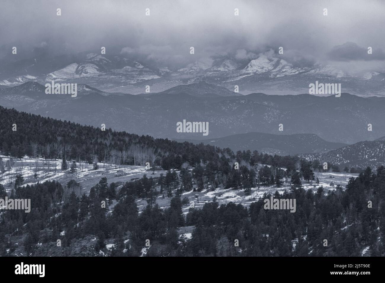 Goldminen des historischen Bergbaugebiets Cripple Creek / Victor an einem verschneiten Frühlingstag Stockfoto