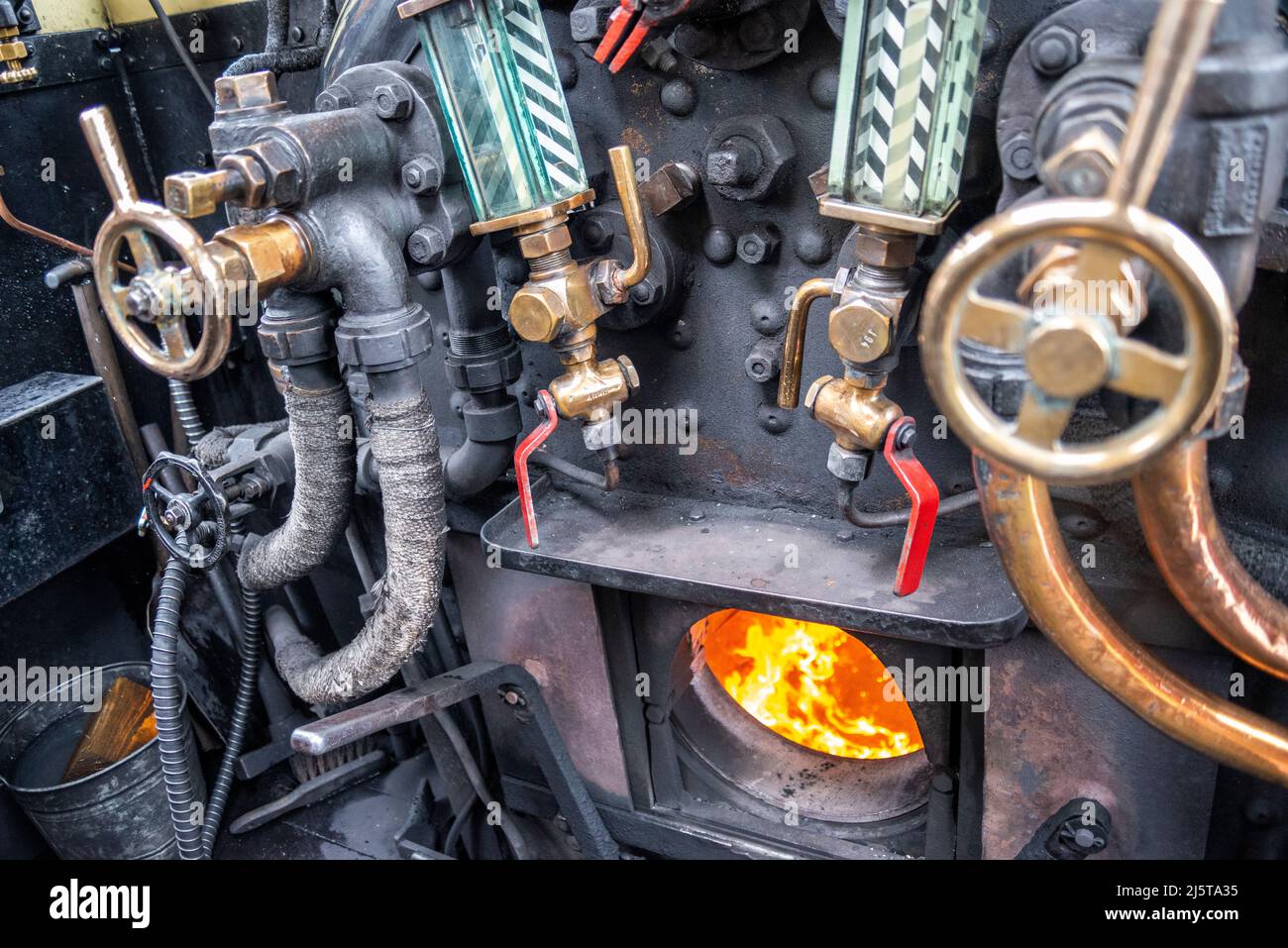 Feuer in der Feuerstelle einer Hunslet Sparity 0-6-0 Satteltank-Dampfmaschine, die walisische trockene Dampfkohle verbrennt. Bedienelemente in der Kabine Stockfoto