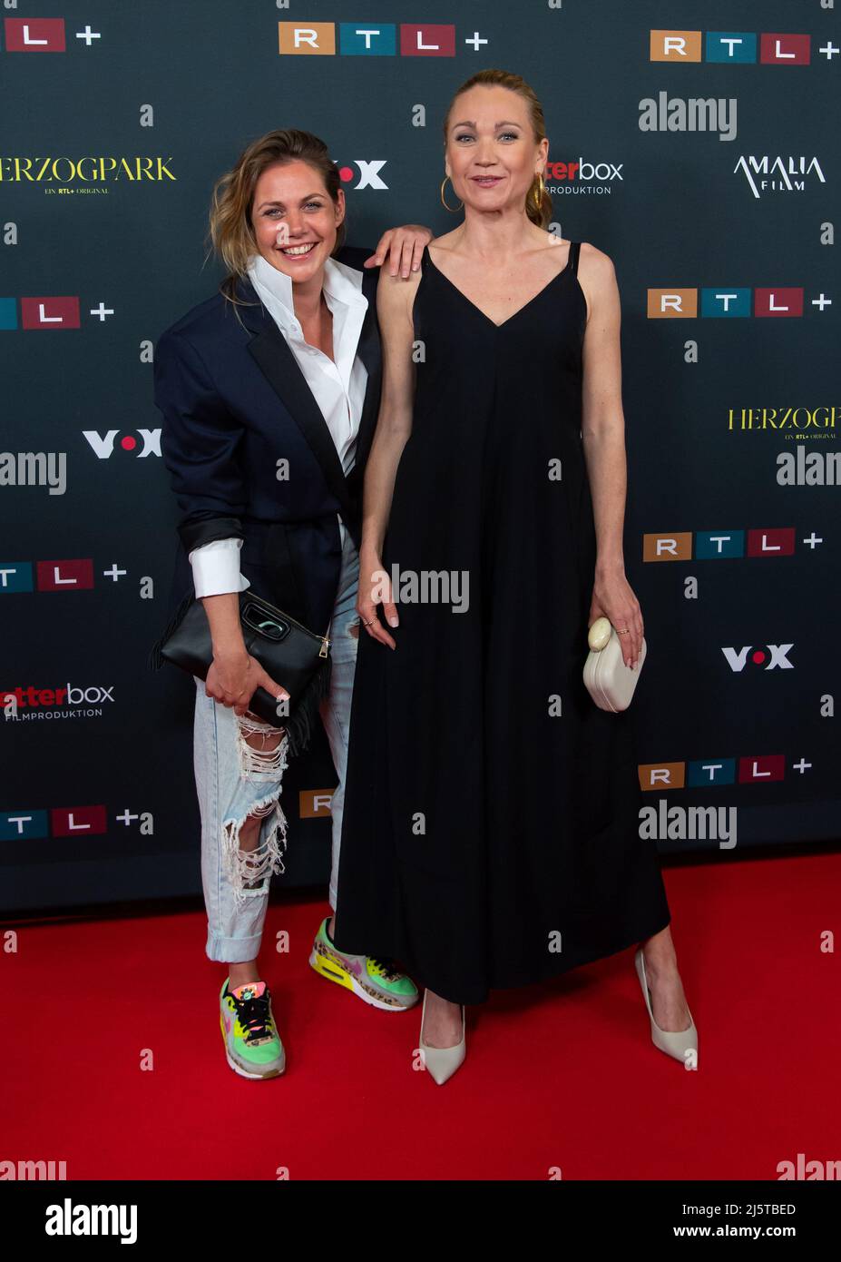 München, Deutschland. 25. April 2022. Felicitas Woll (l.), Schauspielerin, und Lisa Maria Potthoff, Schauspielerin, kommen zur Premiere der TV-Serie 'Herzogpark' im Gloria Filmpalast. Quelle: Sven Hoppe/dpa/Alamy Live News Stockfoto