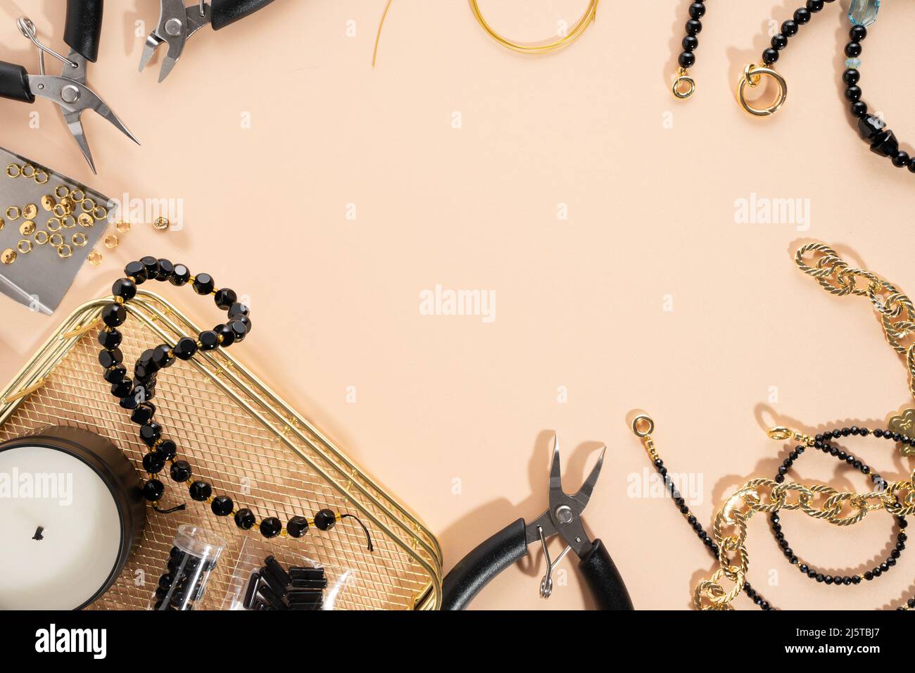 Werkzeuge und Zubehör für DIY-Schmuck am Arbeitsplatz. Flach lag auf beigem Hintergrund. Kreative Flat Lay, Konzept-Komposition, topview. Heimwerker-Hobby Stockfoto