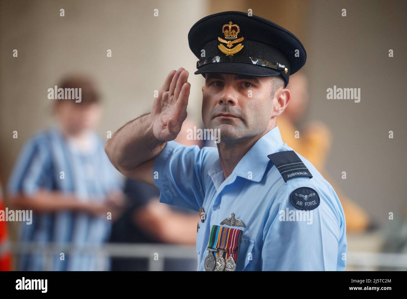 Brisbane, Australien - am 25. April 2022 Begrüßt Ein Mitglied der Royal Australian Air Force (RAAF) während der Parade durch Brisbane. Während der Brisbane City ANZAC Day Parade marschierten aktuelle und pensionierte Serviceleute, Studenten und viele andere durch die Straßen, während sich viele Zuschauer versammelten, um zuzusehen und Respekt zu zollen.der ANZAC Day ist ein öffentlicher Gedenktag zur Erinnerung an die "australischen und neuseeländischen Serviceleute". (Foto von Joshua Prieto / SOPA Images/Sipa USA) Stockfoto