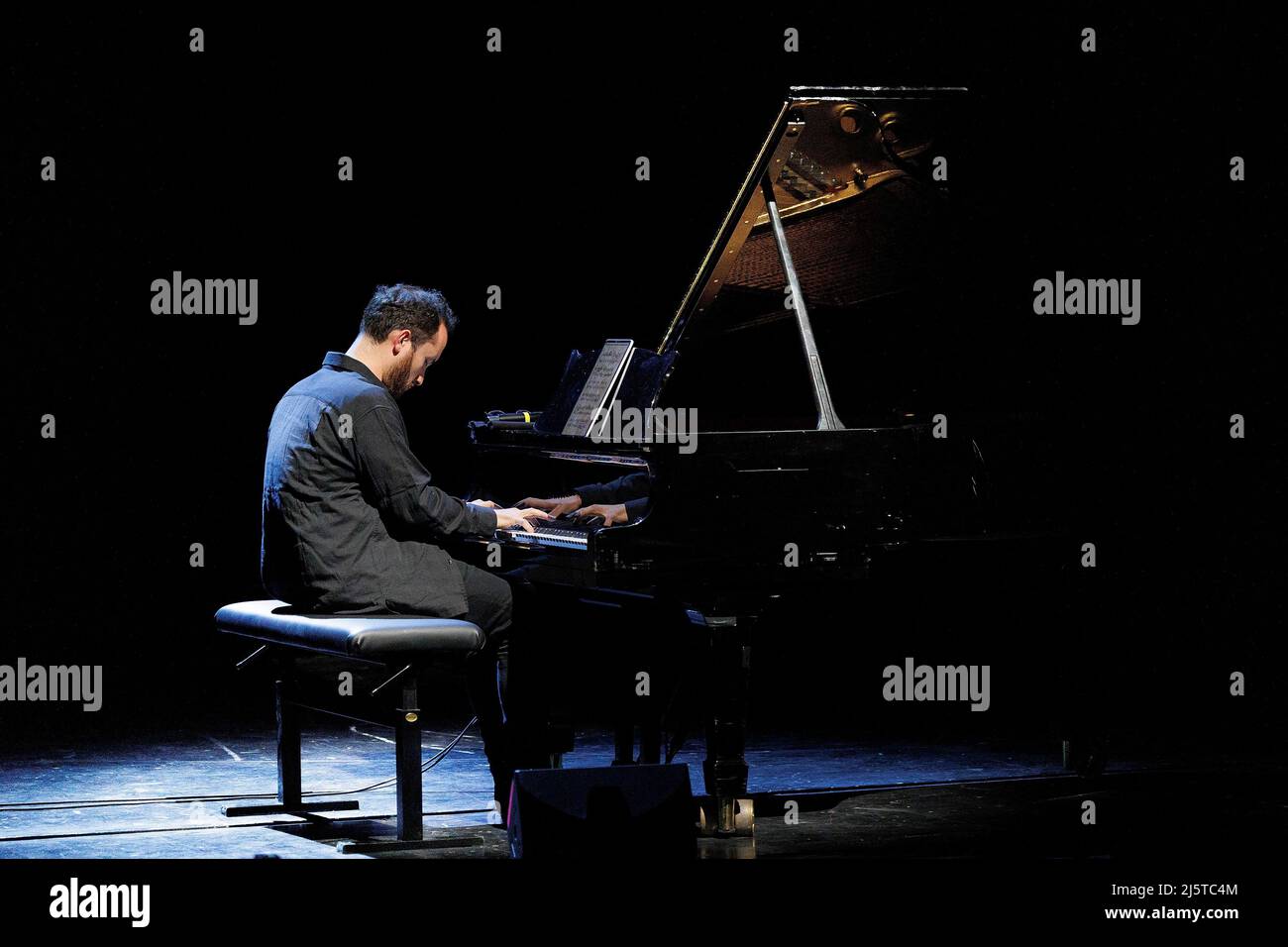 Berlin, Deutschland. 25. April 2022. Der Pianist Igor Levit spielt bei einem Benefizkonzert für die Ukraine im Berliner Ensemble. Quelle: Carsten Koall/dpa/Alamy Live News Stockfoto