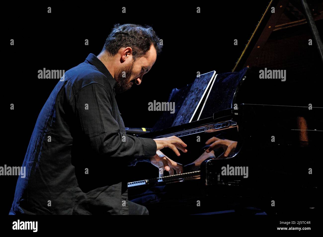 Berlin, Deutschland. 25. April 2022. Der Pianist Igor Levit spielt bei einem Benefizkonzert für die Ukraine im Berliner Ensemble. Quelle: Carsten Koall/dpa/Alamy Live News Stockfoto