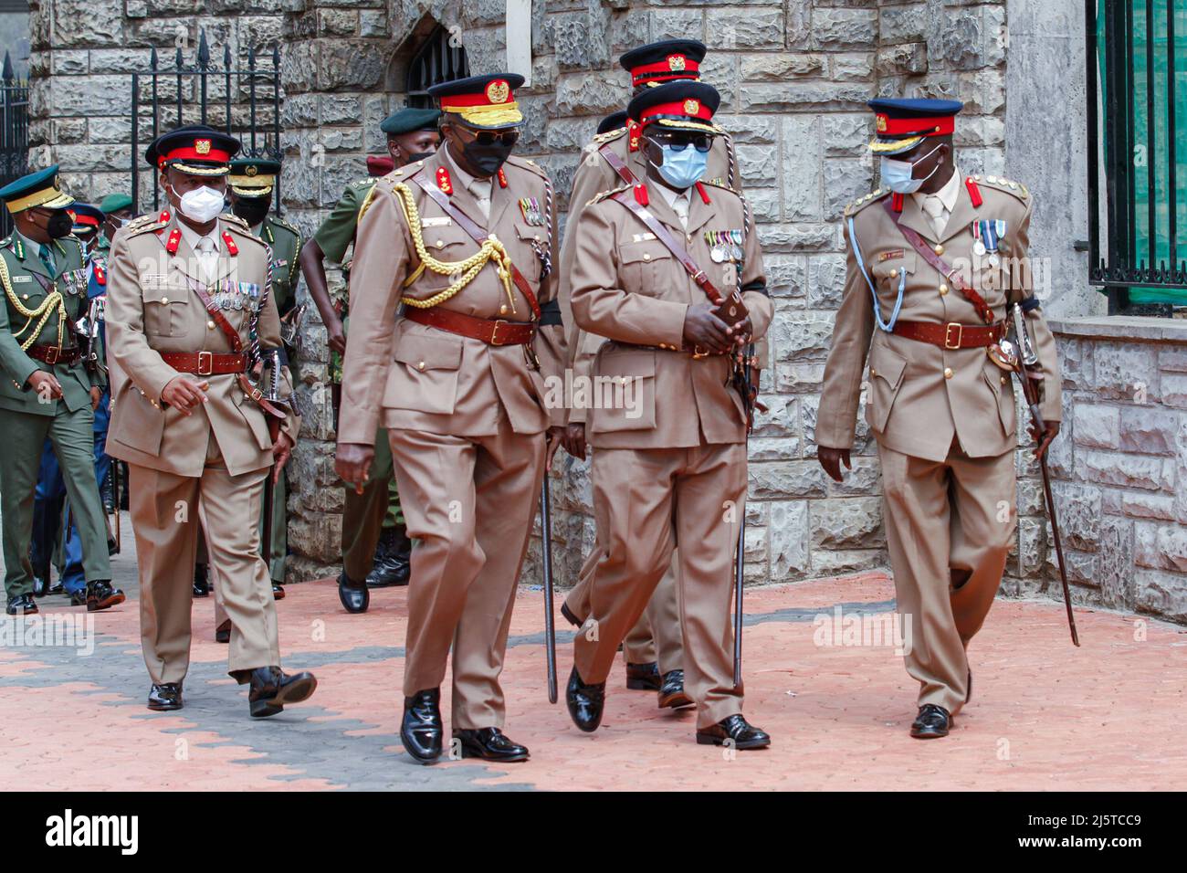 Hochrangige kenianische Militäroffiziere verlassen das parlament, nachdem sie den Leichnam des verstorbenen Mwai Kibaki im kenianischen parlament angesehen haben. Die Kenianer erhielten die Gelegenheit, den Körper des ehemaligen kenianischen Präsidenten, Mwai Kibaki, der vor dem kenianischen parlament liegt, zu betrachten und letzten Respekt zu zollen. Der ehemalige Präsident verstarb am 22. April 2022 im Alter von 90 Jahren. (Foto von Boniface Muthoni / SOPA Images/Sipa USA) Stockfoto