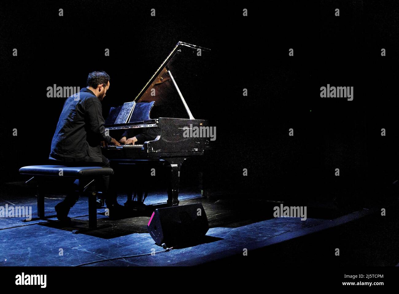 Berlin, Deutschland. 25. April 2022. Der Pianist Igor Levit spielt bei einem Benefizkonzert für die Ukraine im Berliner Ensemble. Quelle: Carsten Koall/dpa/Alamy Live News Stockfoto