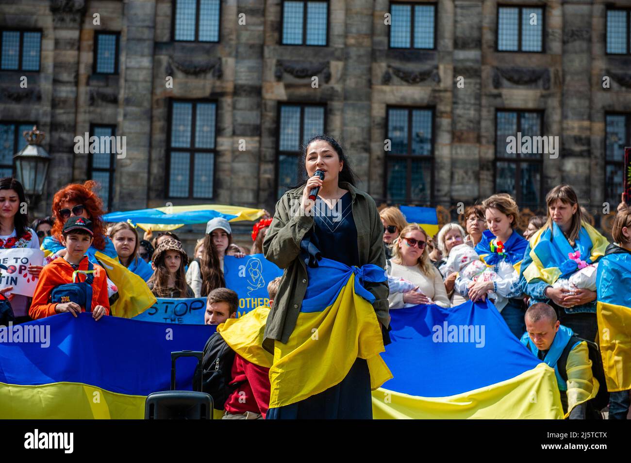 Während der Demonstration wird ein ukrainischer Sänger ein trauriges Lied über den Krieg in der Ukraine singen sehen. Die ukrainische Gemeinschaft in den Niederlanden, hauptsächlich Frauen und Kinder, versammelte sich im Zentrum der Stadt, um die Aufmerksamkeit der Welt auf die schrecklichen Tragödien der Kinder in der Ukraine zu lenken, die durch die russische Aggression verursacht wurden. Innerhalb von 21 Tagen nach dem Krieg in der Ukraine (Stand: März 16) wurden mindestens 108 Kinder beim Beschuss der russischen Streitkräfte getötet und mehr als 100 verletzt. Während des Protestes hielten einige der Frauen Puppen in einer weißen Decke mit gefälschten Blutflecken. (Foto von Stockfoto