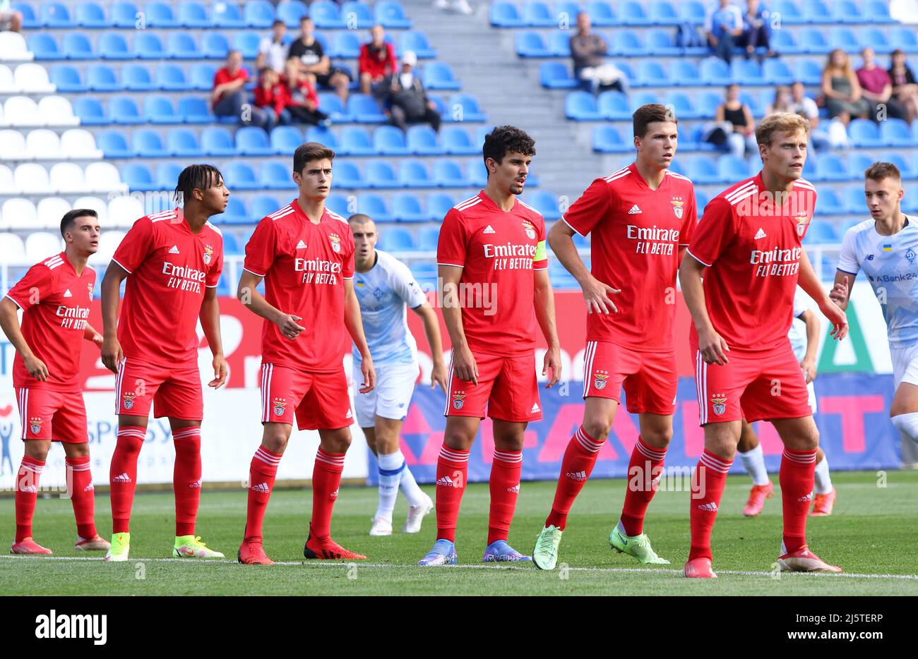 Kiew, Ukraine - 14. September 2021: Benfica U19 Spieler im Einsatz während des UEFA Youth League Spiels gegen den FC Dynamo Kiew U19 im Valeriy Lobanovskiy Stadion in Kiew, Ukraine Stockfoto