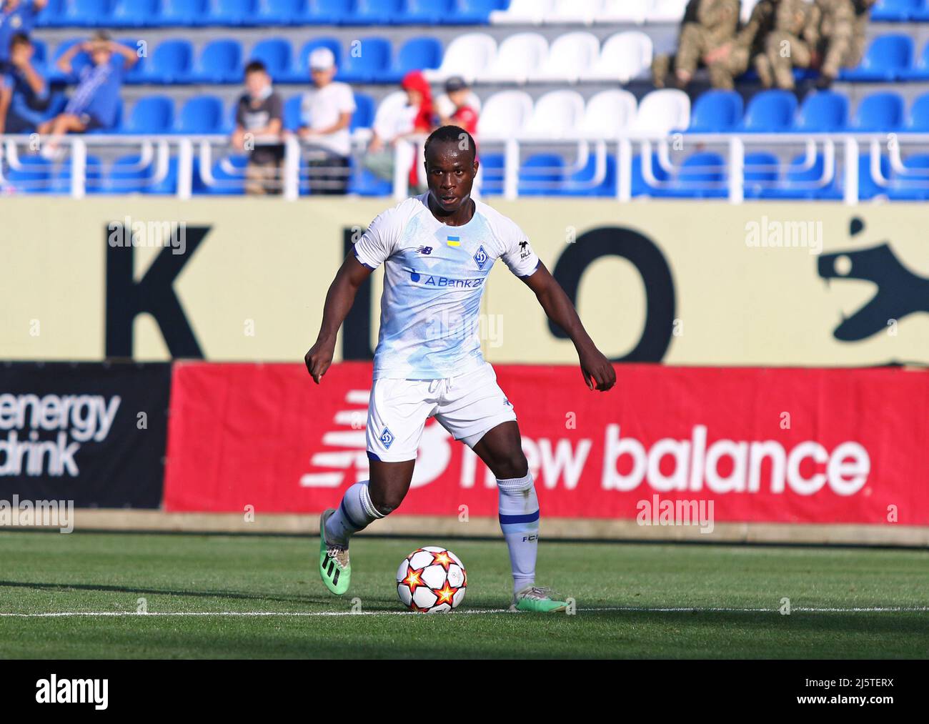 Kiew, Ukraine - 14. September 2021: Samba Diallo vom FC Dynamo Kiew U19 kontrolliert einen Ball während des UEFA Youth League-Spiels gegen Benfica U19 im Valeriy Lobanovskiy-Stadion in Kiew, Ukraine Stockfoto