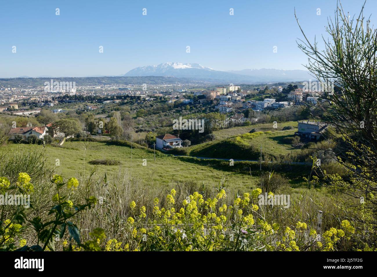 Apennin-Berge vom Parco Colle Del Telegrafo, Pescara, Abruzzen, Italien, April 2022 Stockfoto