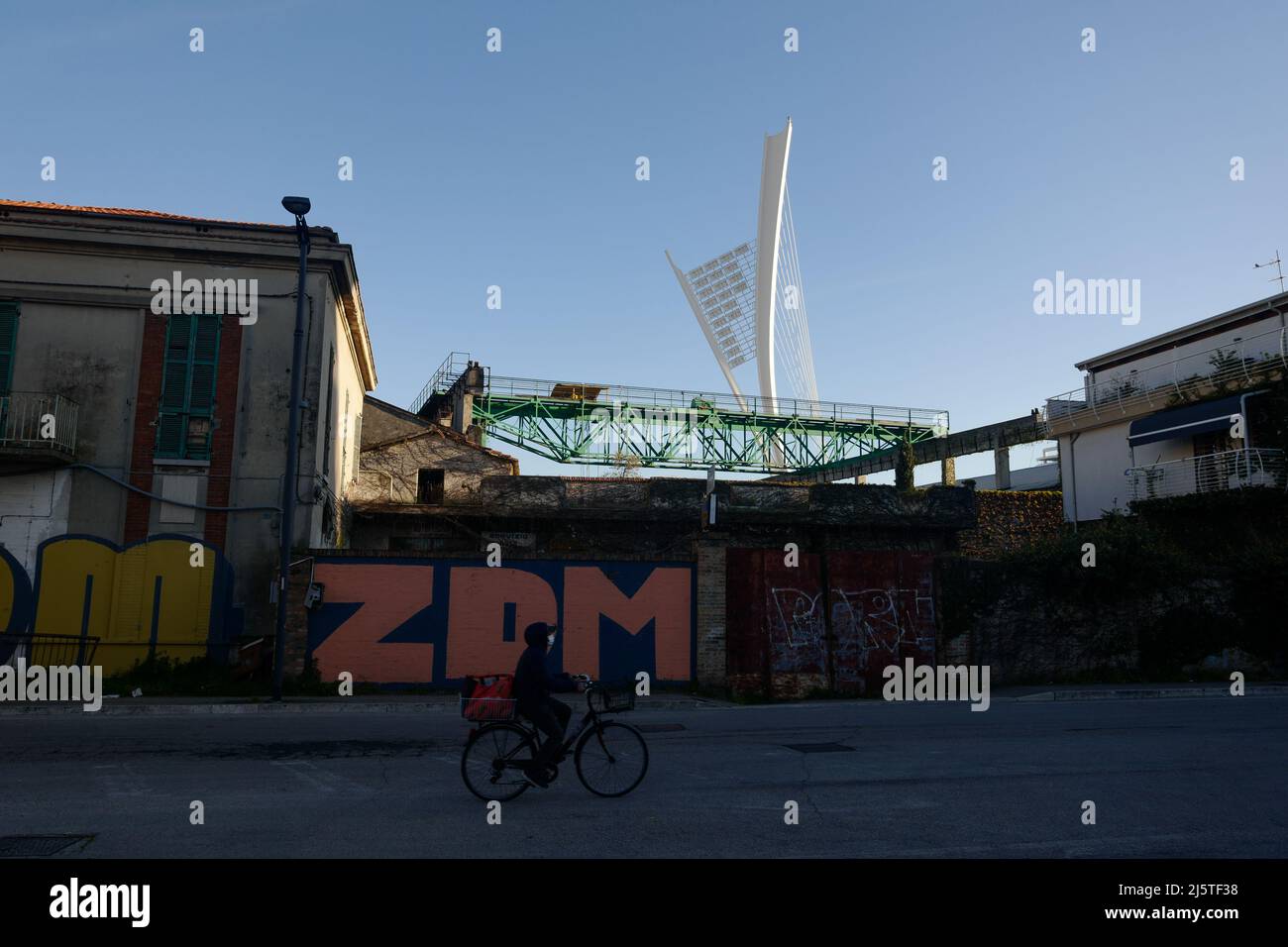 Urbane Szene auf der Via Chieti, mit der Ponte Ennio Flaiano im Hintergrund, Pescara, Abruzzen, Italien, April 2022 Stockfoto