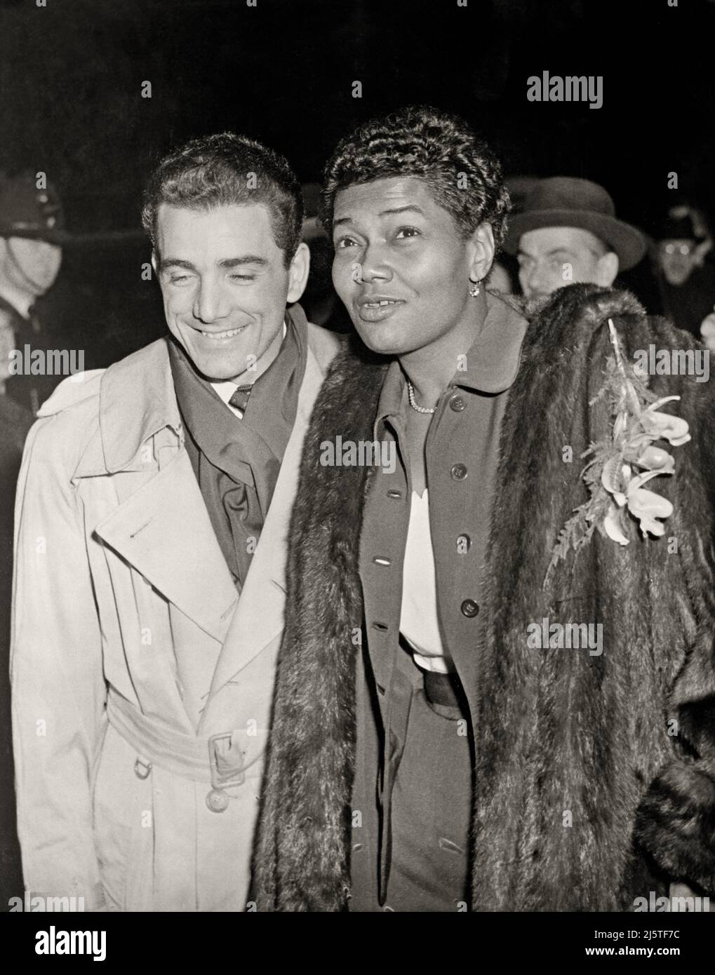 Schlagzeuger Louis Bellson Jr. und Sängerin Pearl Bailey nach ihrer Hochzeitszeremonie in London. 19. November 1952. Bild aus einem negativen 4 x 5-Zoll-Kopiervorgang. Stockfoto