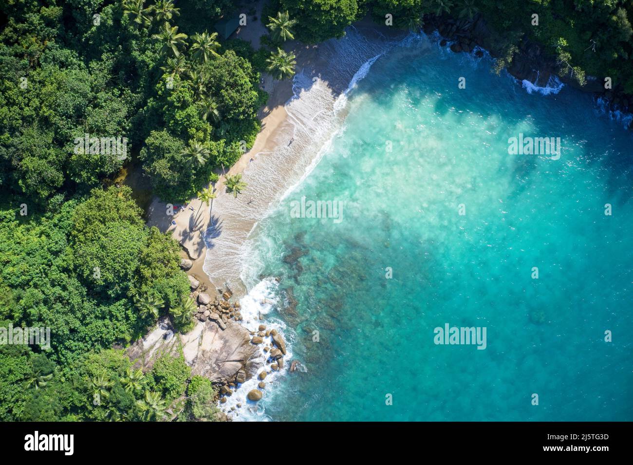 Drohne Sichtfeld der geheimen Bucht mit türkisblauem Wasser treffen den Wald auf der abgeschiedenen Insel Mahe, Seychellen. Stockfoto