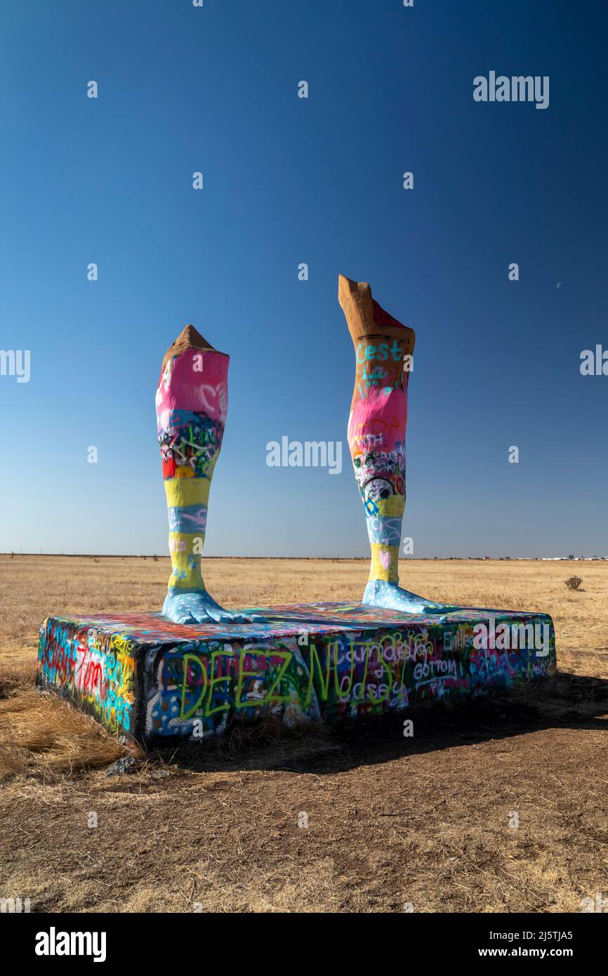 Amarillo, Texas - die Beine von Amarillo, eine Skulptur am Stadtrand. Besucher sind herzlich eingeladen, ihre eigenen künstlerischen Akzente zu setzen. Stockfoto