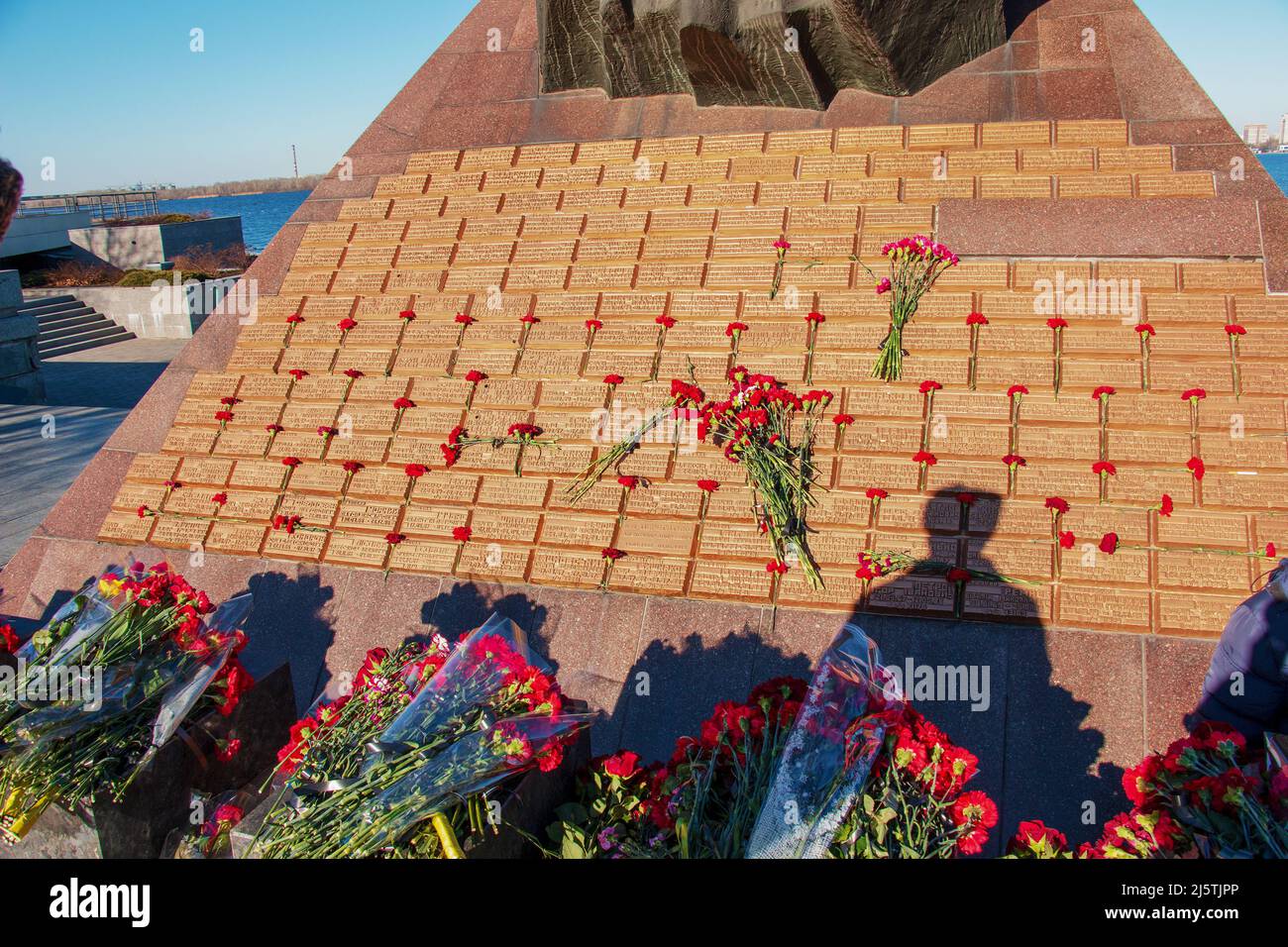 Dnipro, Ukraine - 02.15.2022: Denkmal für Veteranen des Afghanistankrieges 1979 - 1989 Rote Nelken auf der Granitplatte des Denkmals. Stockfoto
