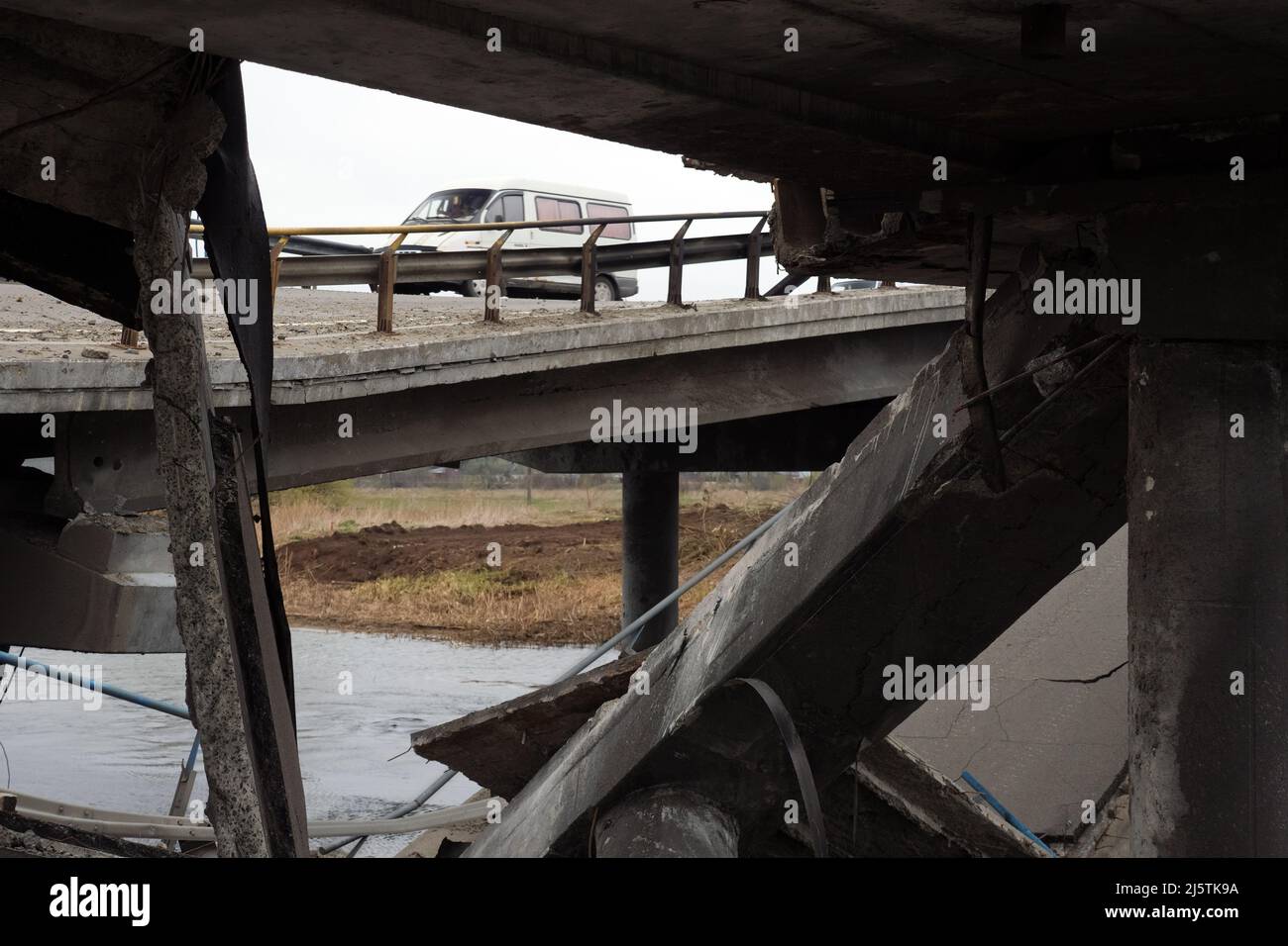 Humanitarian help Ukraine assistance international aid Ukraine support charity donation Ukraine volunteer supply military transportation road damaged Stockfoto