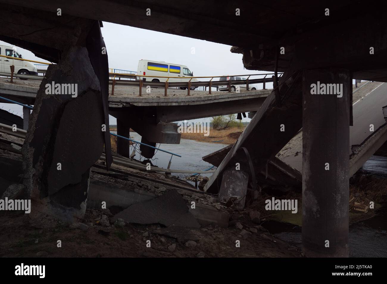 Humanitäre Hilfe Ukraine Hilfe internationale Hilfe Ukraine Unterstützung Wohltätigkeitsorganisation Spende Ukraine Freiwillige Versorgung militärische Transportstraße beschädigt Stockfoto