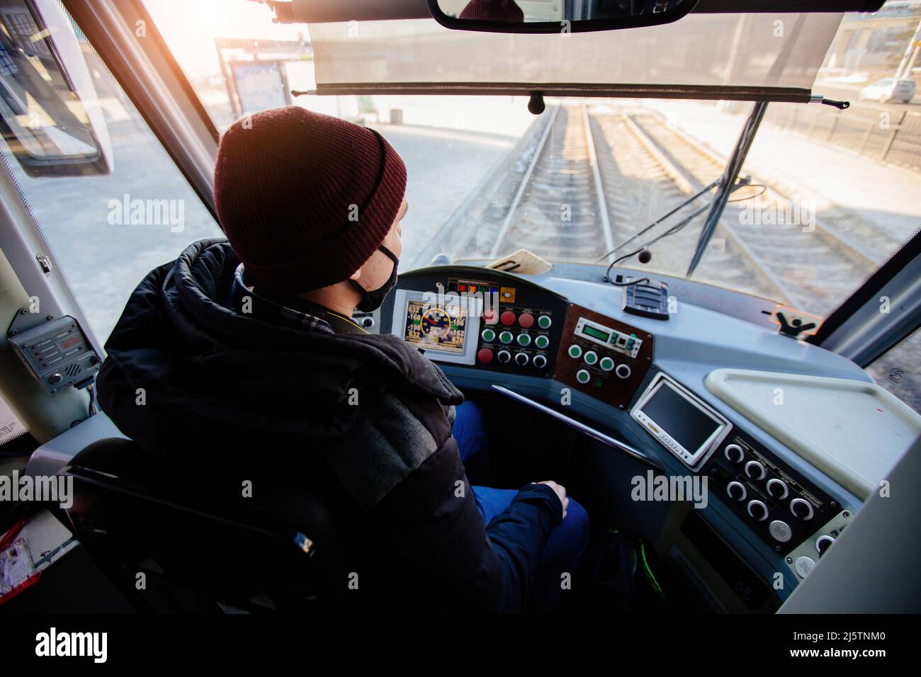 Straßenbahnfahrer am Arbeitsplatz, Blick von hinten. Stockfoto
