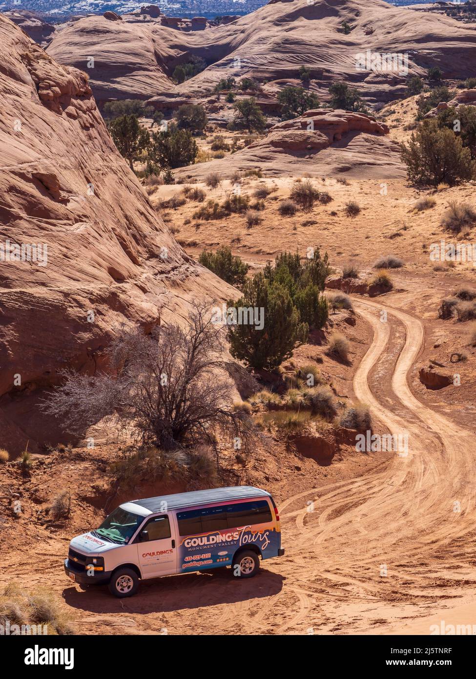 Goulding's Allradtouren-Van in Skull Arch, Monument Valley Tribal Park, Navajo Nation, Utah und Arizona. Stockfoto