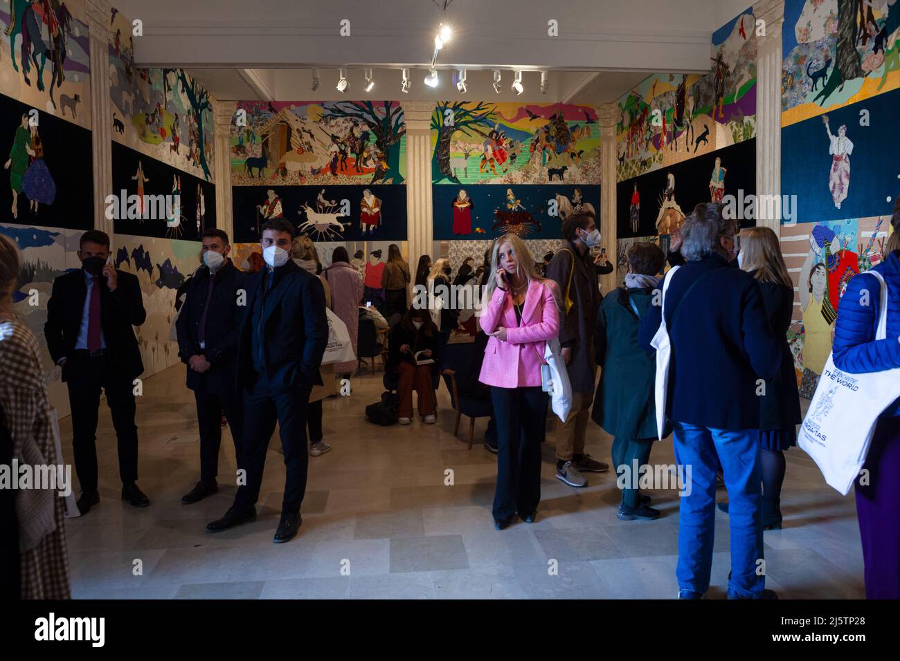VENEDIG, ITALIEN - 20. April: Besucher des Polnischen Pavillons. Der Titel des Projekts lautet: Re-Enchanting the World von der Künstlerin Małgorzata Mirga-Tas Stockfoto