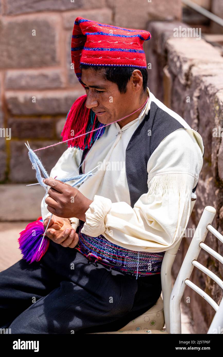 Ein Taquileno-Mann (Knitting man) in traditionellem Kostüm, Taquile Island, Lake Titicaca, Puno, Peru. Stockfoto