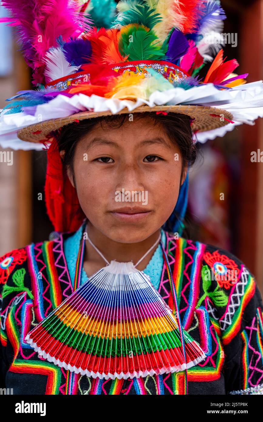 Eine junge Taquileno Frau in Tracht, Taquile Island, Titicacasee, Puno, Peru. Stockfoto