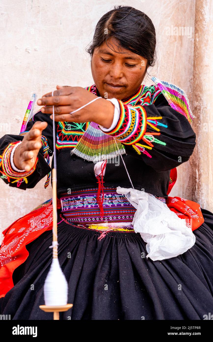 Eine Taquileno-Frau Spinning Wool, Taquile Island, Lake Titicaca, Puno, Peru. Stockfoto