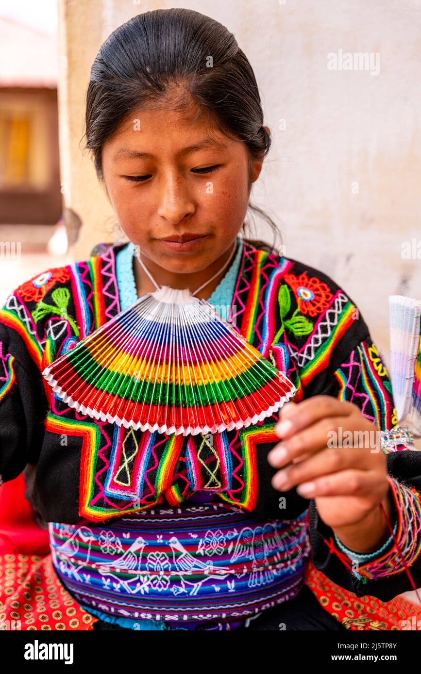 Eine junge Taquileno-Frau, die mit Einem Wollfaden arbeitet, Taquile Island, Titicacasee, Puno, Peru. Stockfoto
