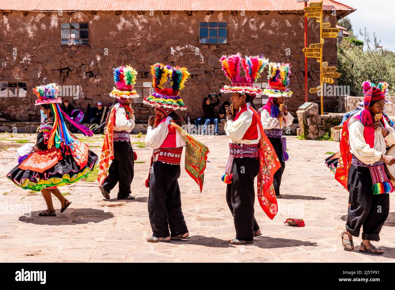 Taquileno Menschen In Traditionellen Kostümen Tanzen Auf Dem Marktplatz, Taquile Island, Titicacasee, Puno, Peru. Stockfoto