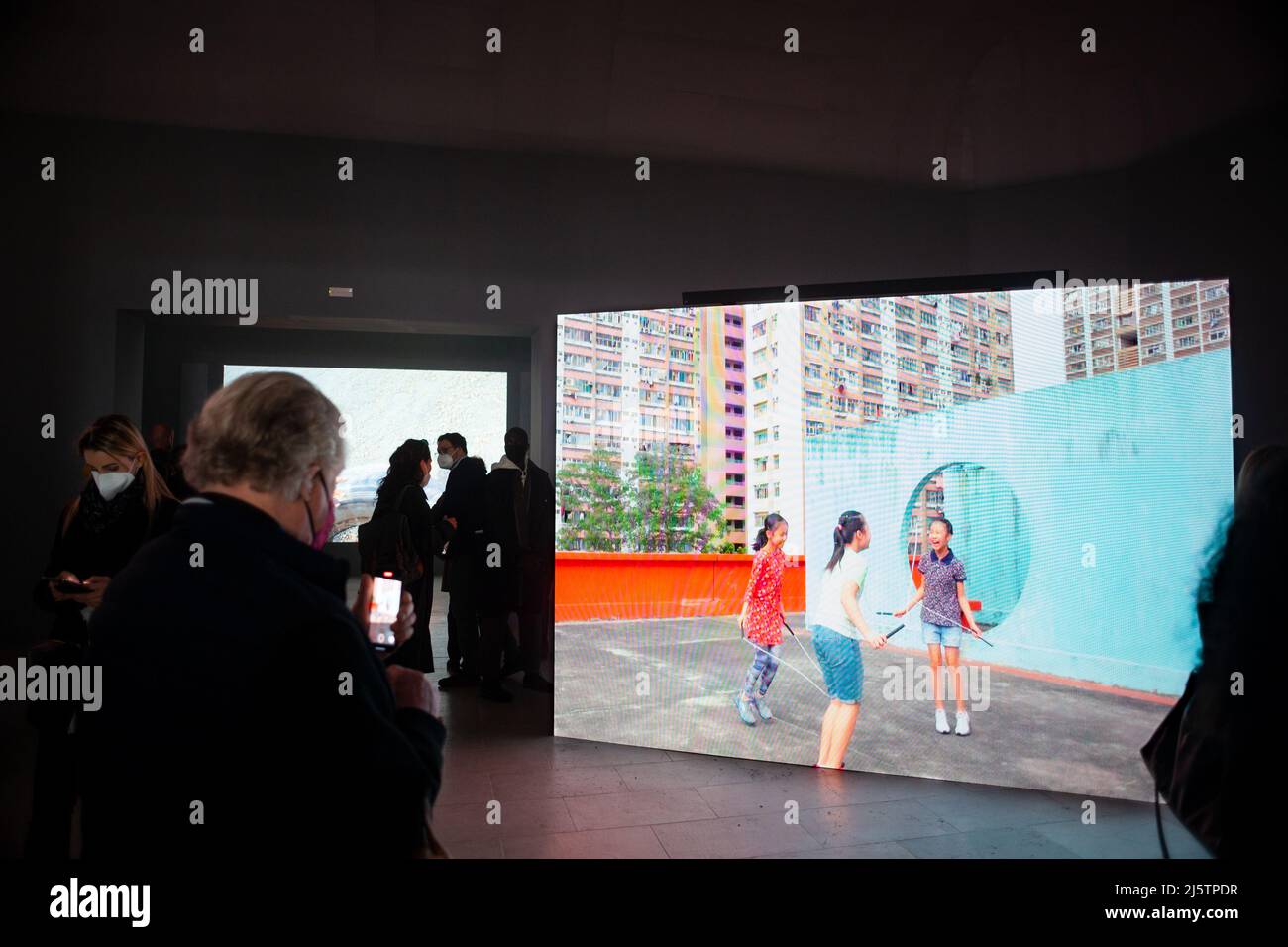 VENEDIG, ITALIEN - April 20: Blick auf die Videoinstallation des belgischen Künstlers Francis Alys, inspiriert von den Kinderspielen von Bruegel am 20. April 2022 Stockfoto