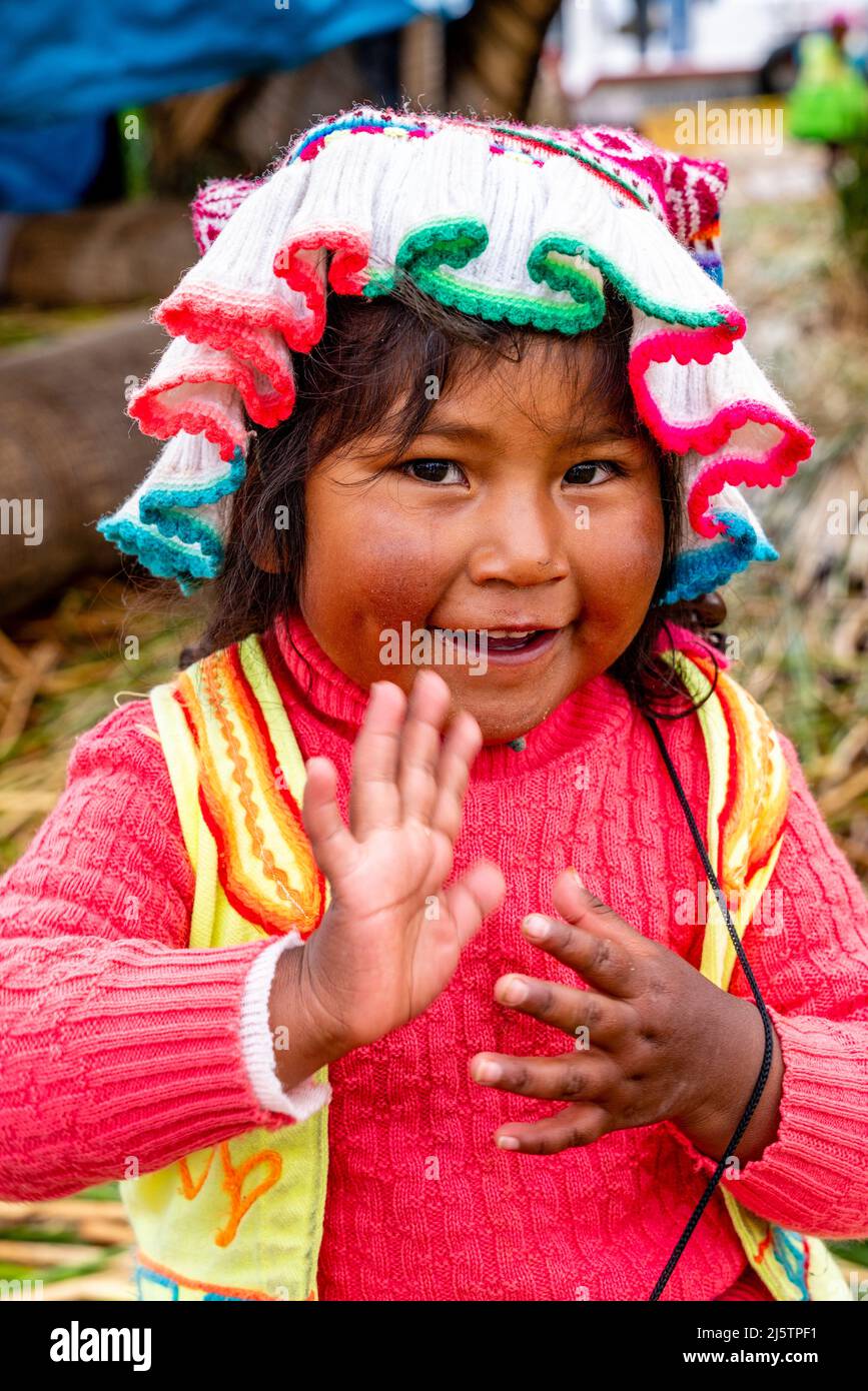 Ein Uros-Kind Auf Den Schwimmenden Uros-Inseln, Dem Titicacasee, Puno, Peru. Stockfoto