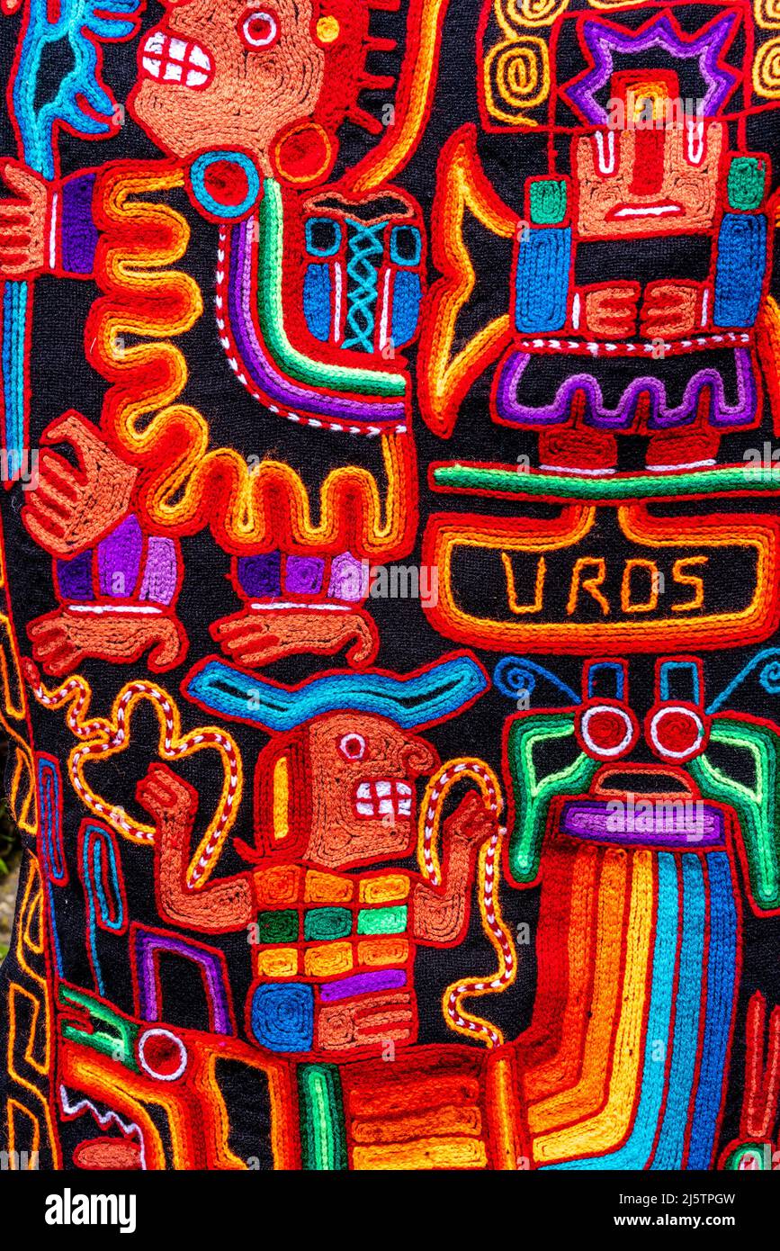 Handgefertigte Traditionelle Mustertextilien, Die Auf Den Schwimmenden Inseln Der Uros, Dem Titicacasee, Puno, Peru Hergestellt Werden. Stockfoto