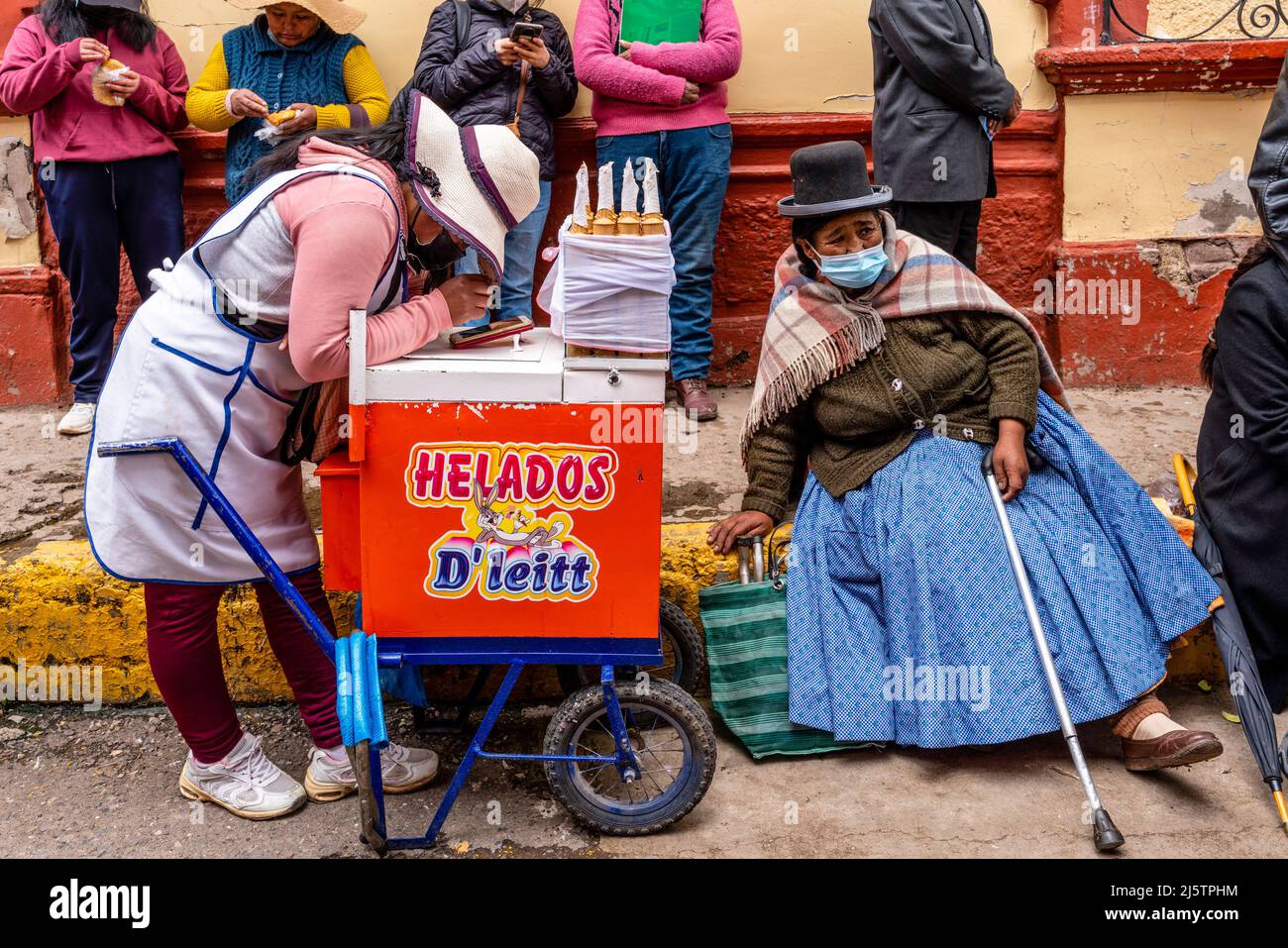 Eine Frau, die Eiscreme in der Straße, Puno, Provinz Puno, Peru verkauft. Stockfoto