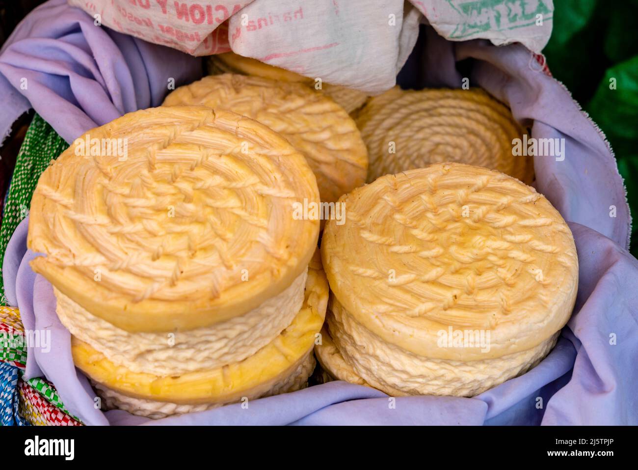 Lokaler Käse zum Verkauf auf Einem Straßenmarkt, Puno, Provinz Puno, Peru. Stockfoto