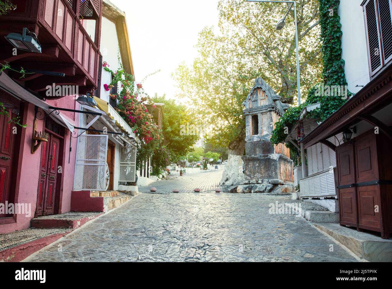 Altes lykischer Königsgrab auf der schönen Straße der Stadt Kas. Provinz Antalya. Türkei Reise-und Urlaubsziele. Stockfoto