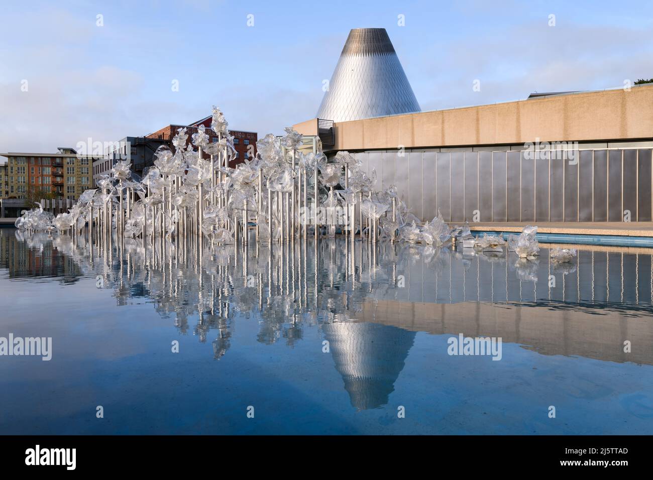 Tacoma, WA, USA - 23. April 2022; Fluent Steps Installation von Martin Blank im Tacoma Museum of Glass im Main Plaza Reflecting Pool Stockfoto