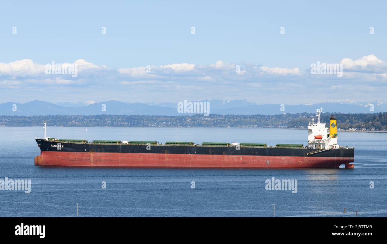 Ruston, WA, USA - 23. April 2022; Bulk Carrier Panstar ankerte im blauen Wasser der Commencement Bay in der Nähe von Tacoma Washington Stockfoto