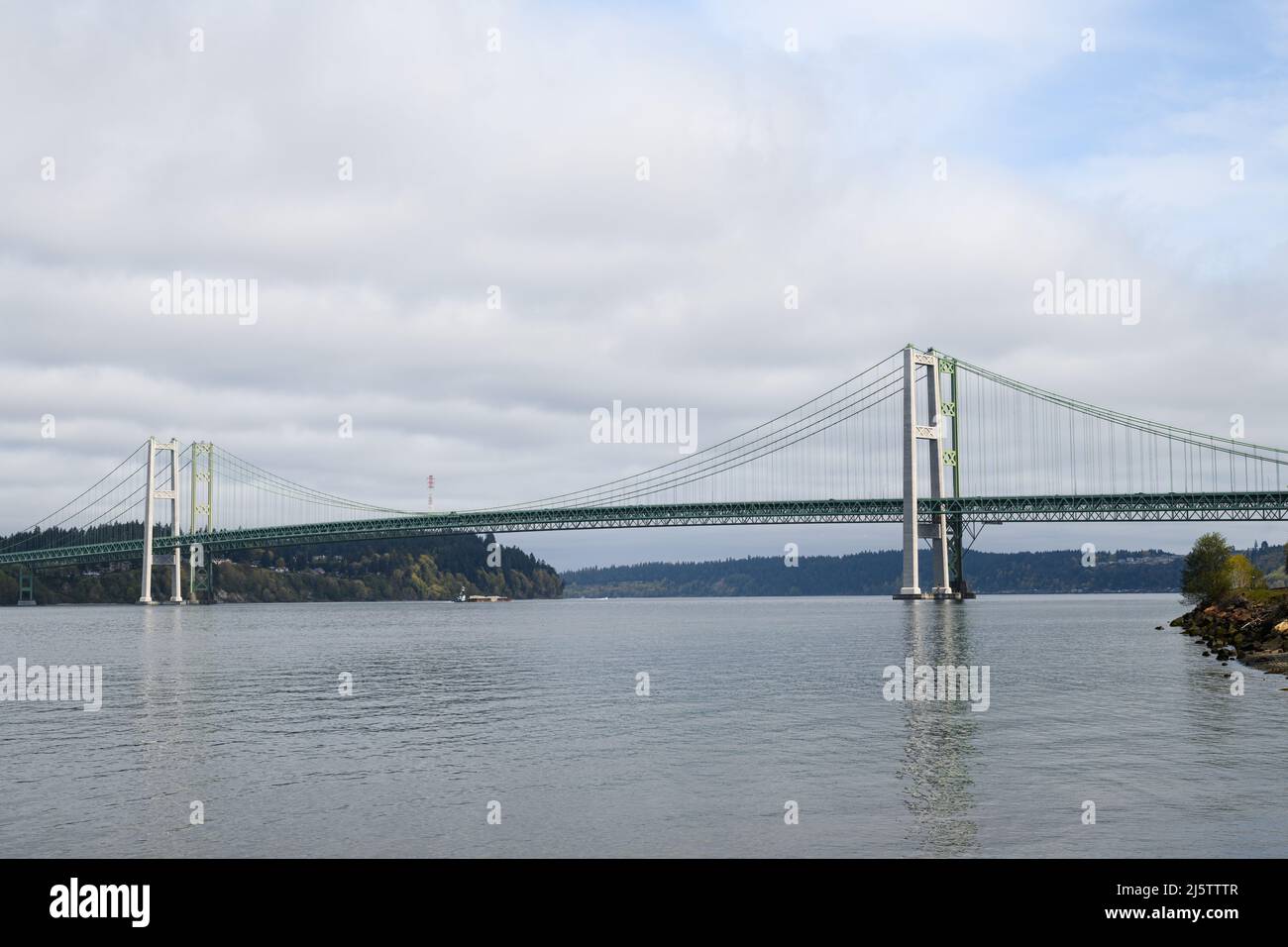 Tacoma Narrows Bridge, die das Wasser über die Narrows spannt und Tacoma mit dem Hafen von Gig in Pierce County verbindet Stockfoto